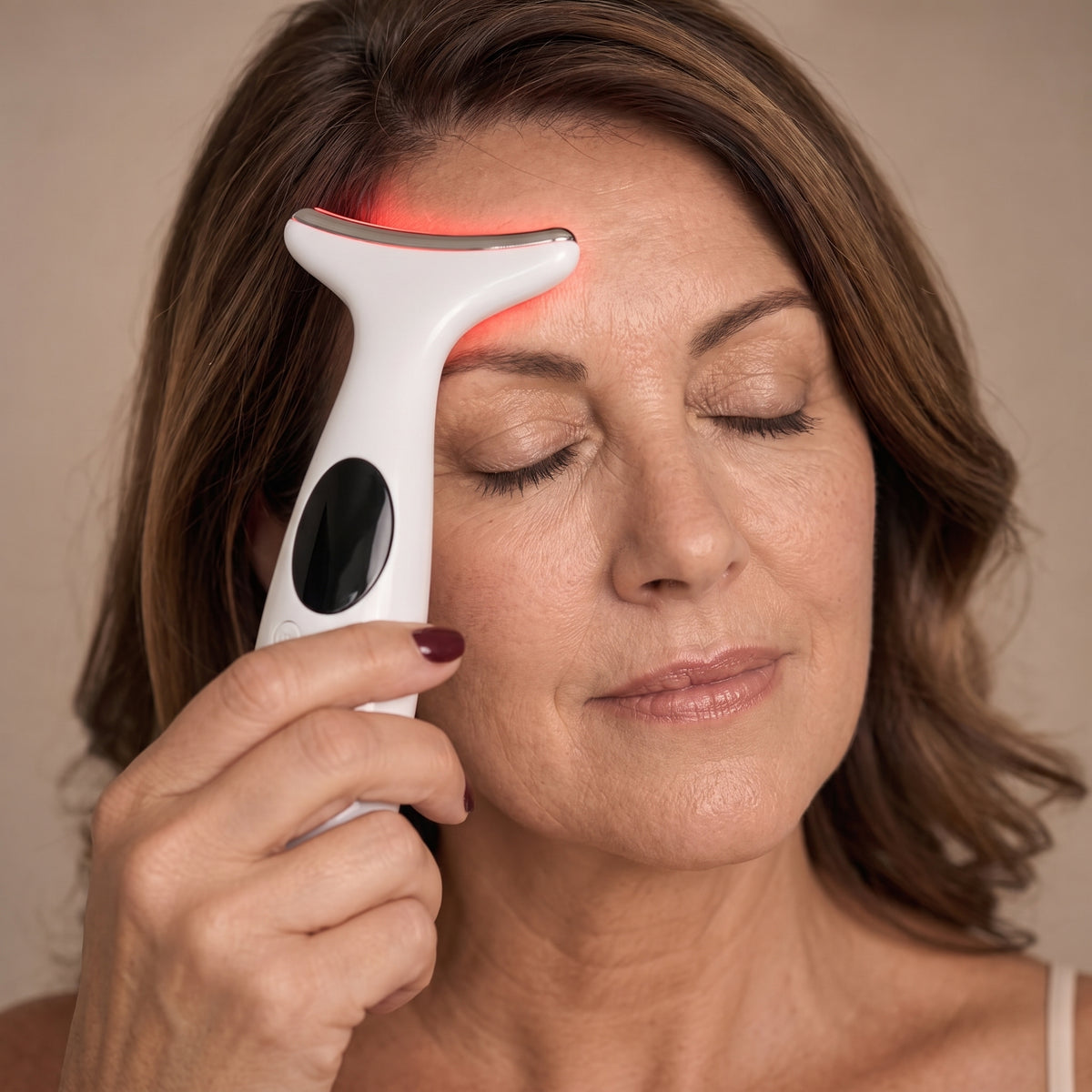 LusterLift, geste 4 : glisser de la base du front vers la naissance des cheveux