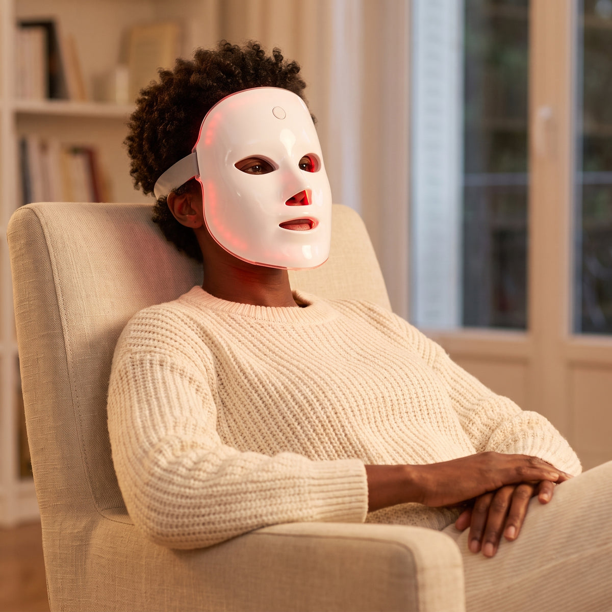 Femme pendant une séance avec le masque LED LumiMask allumé en rouge