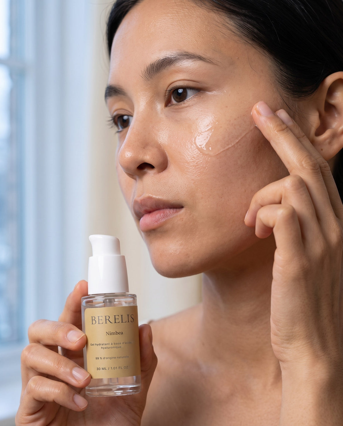 Gel Nimbea tapoté sur une peau encore humide, flacon en main