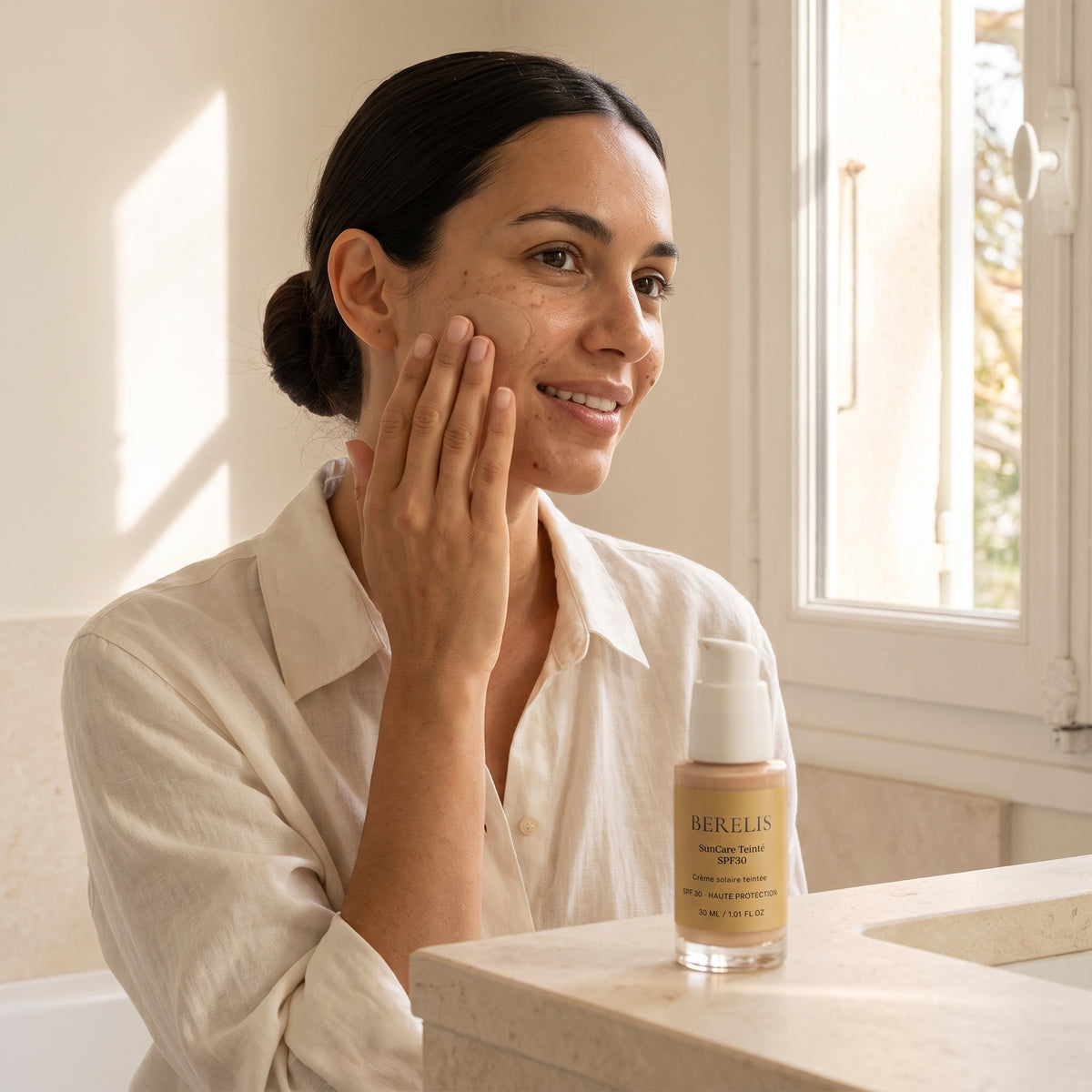 Application du SunCare Teinté SPF30 sur le visage, voile teinté fondu