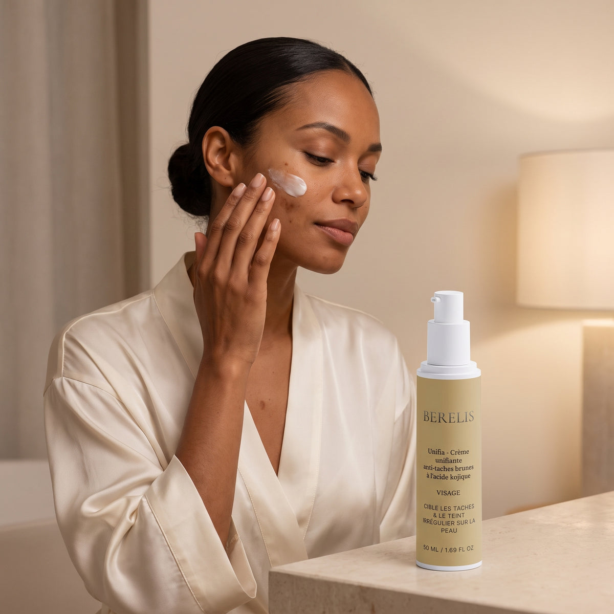 Application de la crème Unifia sur le visage