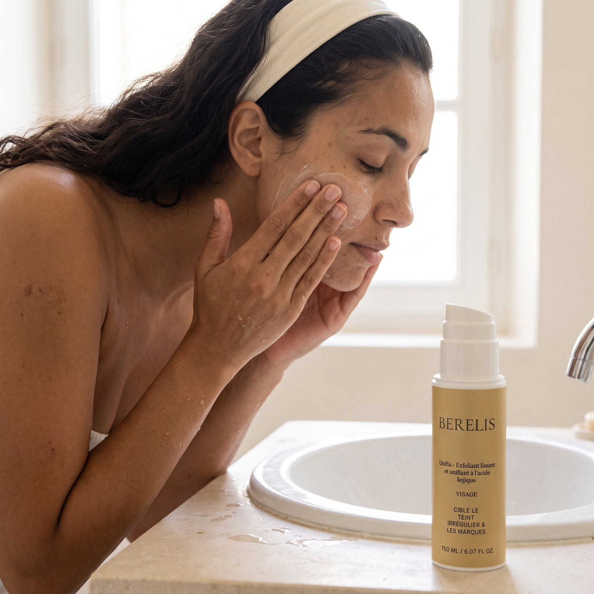 Application de l'exfoliant Unifia sur peau humide